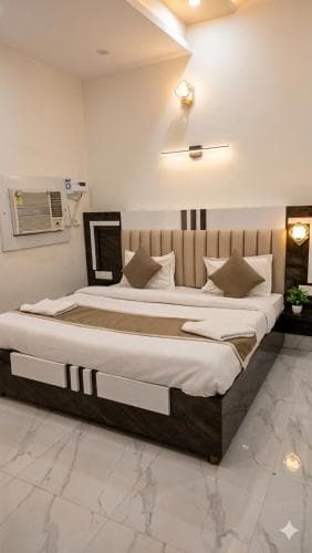 Deluxe AC Double Room at Girivar Dham, peaceful family stay in Vrindavan near Prem Mandir